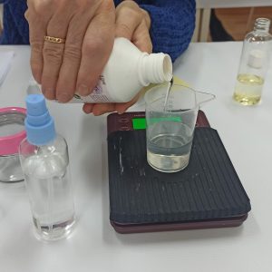 Preparación de ingredientes sobre una balanza en un taller de cosmética natural