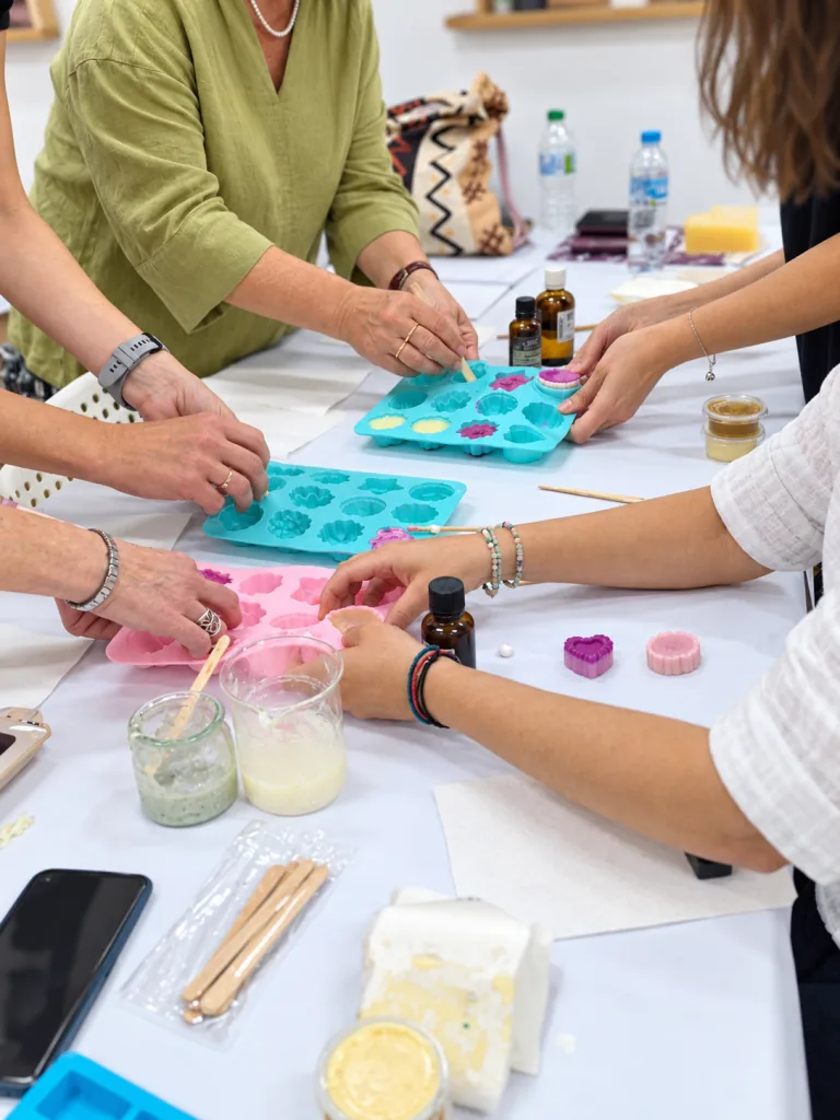 Elaboración de jabones artesanos con moldes de silicona durante un taller