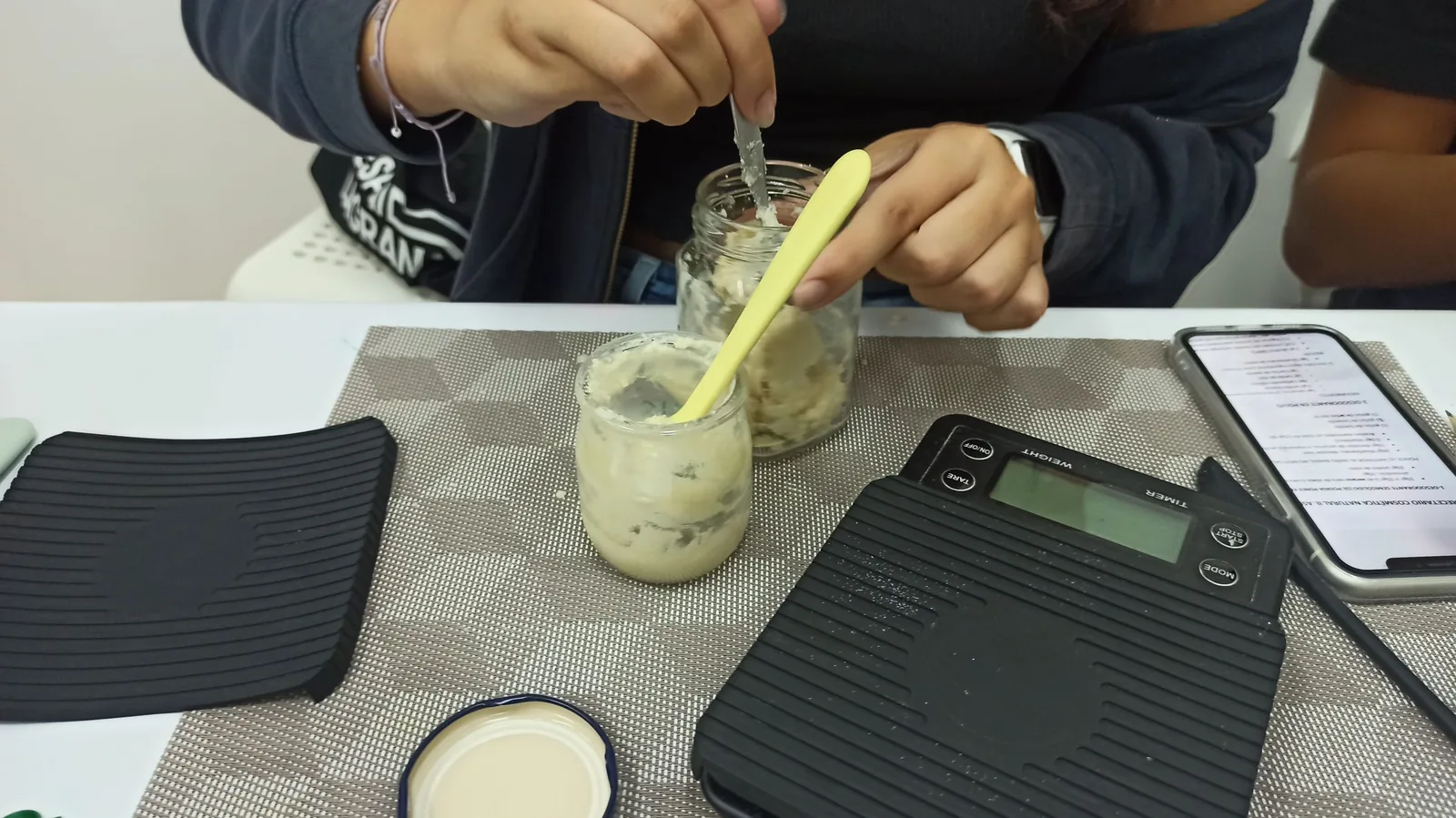 Preparación de una mezcla en un recipiente durante un taller práctico