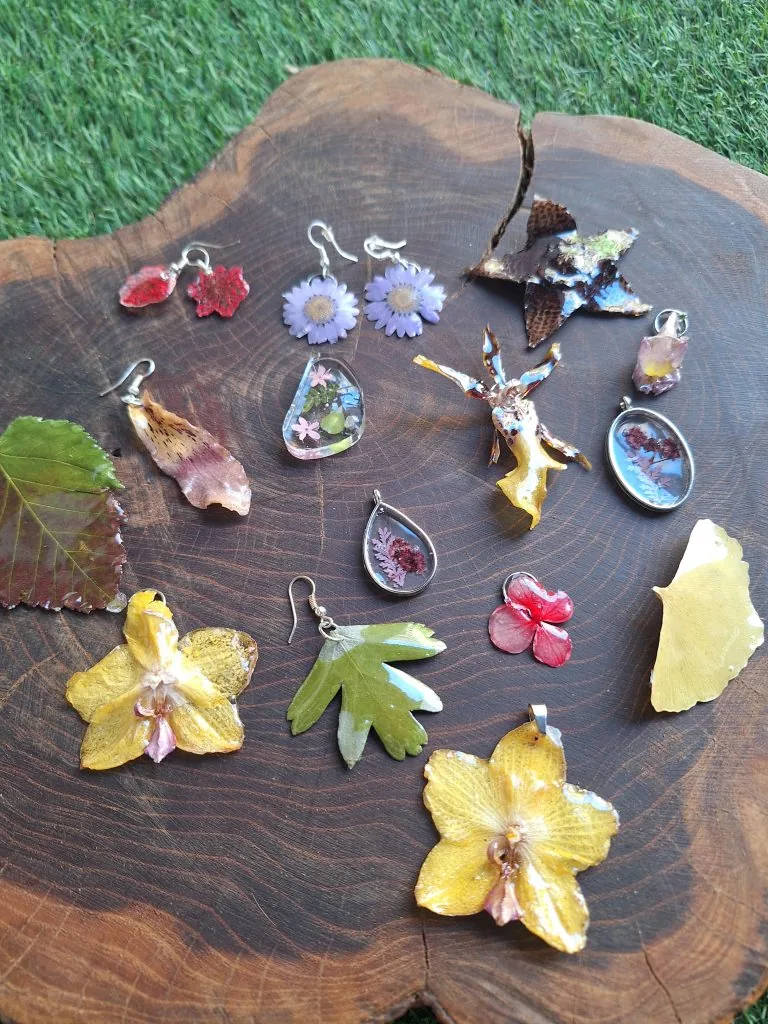 Collares, pendientes y colgantes elaborados con flores y hojas