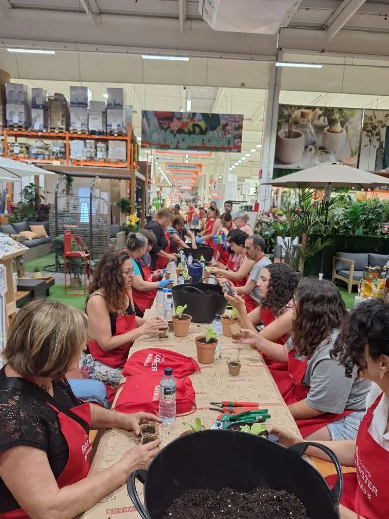 Grupo de participantes en un taller de botánica alrededor de una mesa